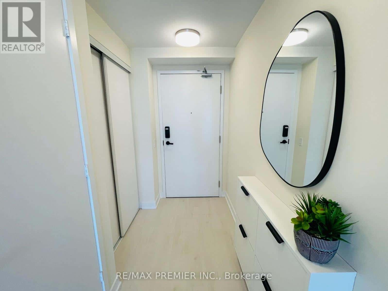 Mississauga (City Centre) — Mississauga (City Centre) - Photo 2 of 28