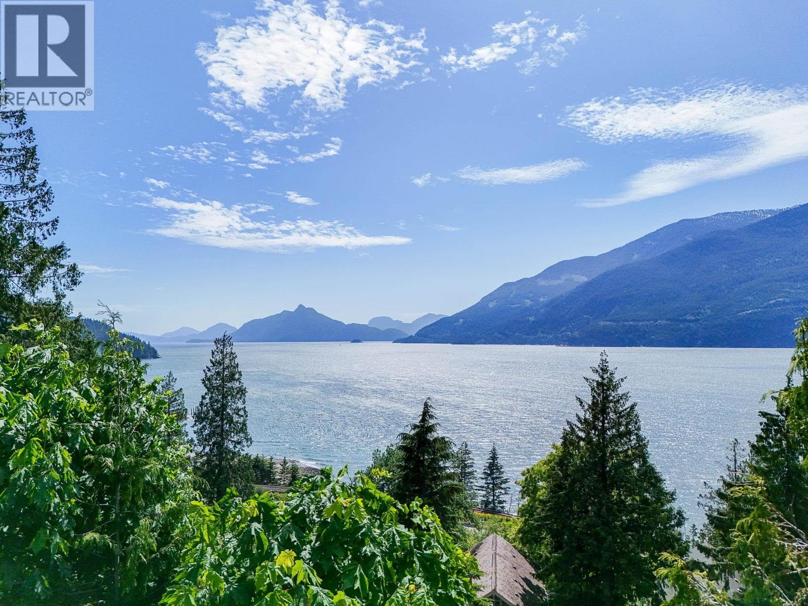 690 SHAUGHNESSY PLACE — Squamish, British Columbia - Main photo