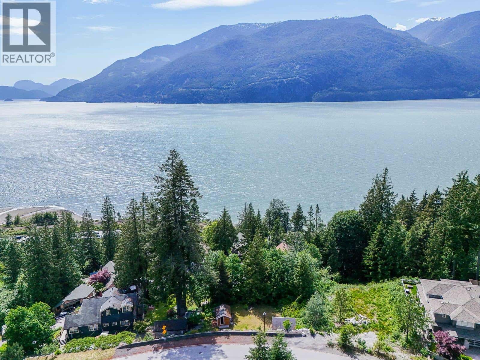 690 SHAUGHNESSY PLACE — Squamish, British Columbia - Photo 2 of 40