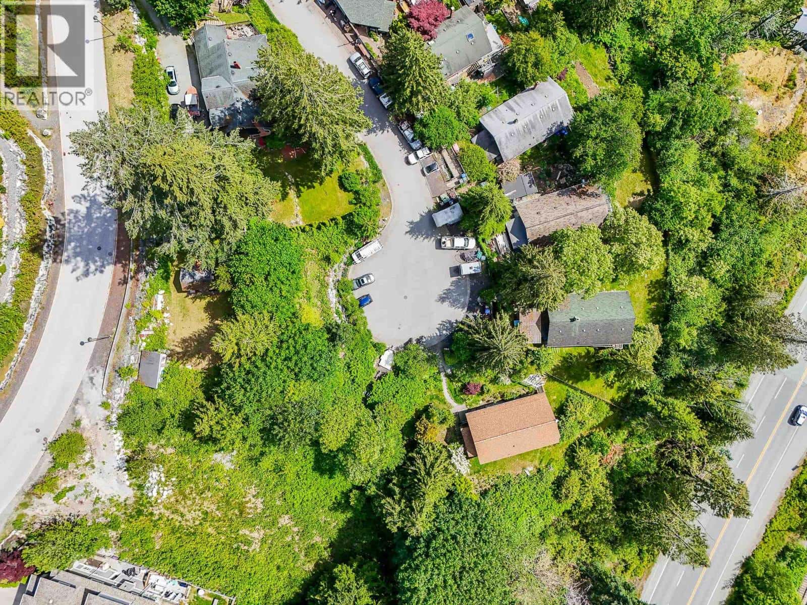 690 SHAUGHNESSY PLACE — Squamish, British Columbia - Photo 5 of 40