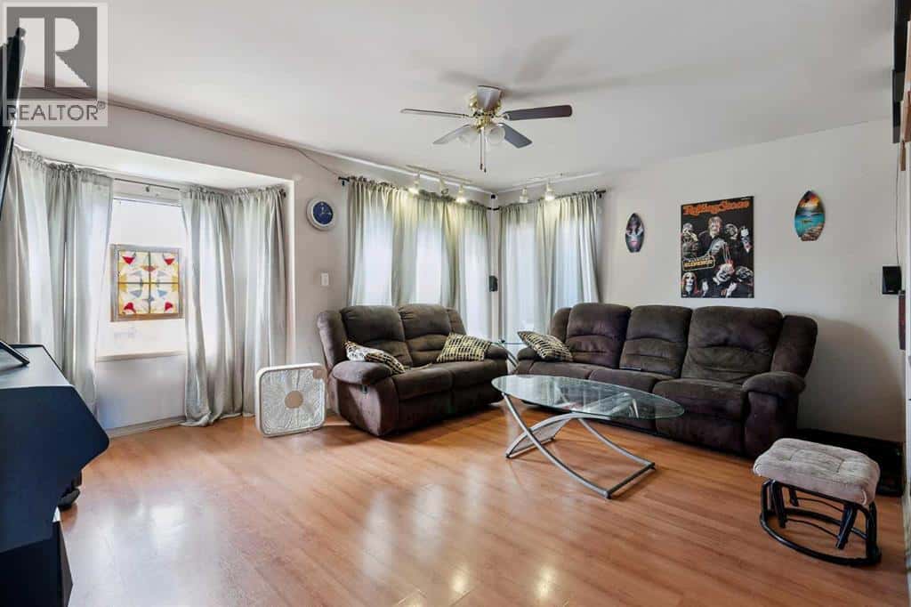 4726 43 Street — Lloydminster, Saskatchewan - Photo 2 of 40