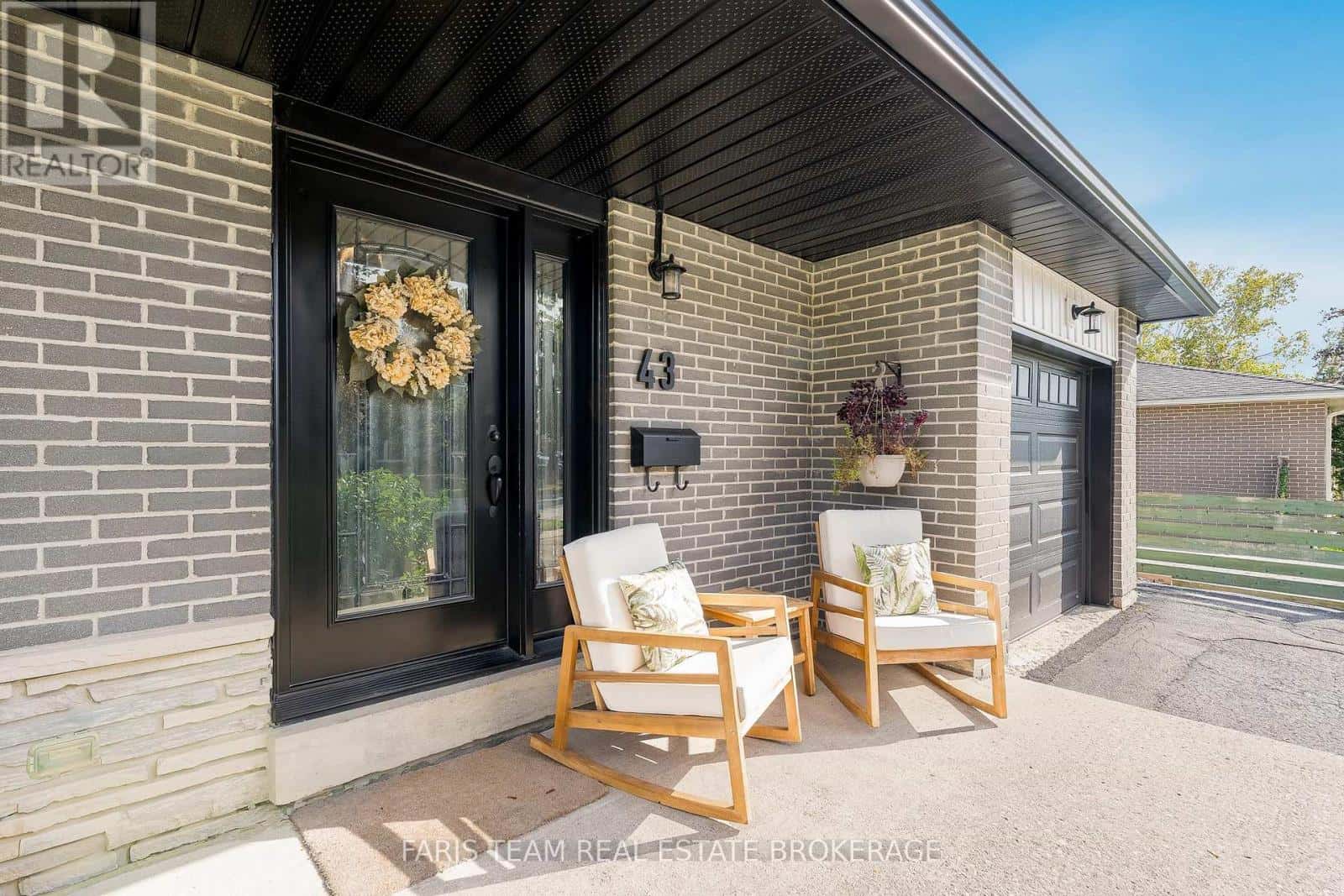 43 JEFFREY STREET — Barrie (Grove East), Ontario - Photo 4 of 33