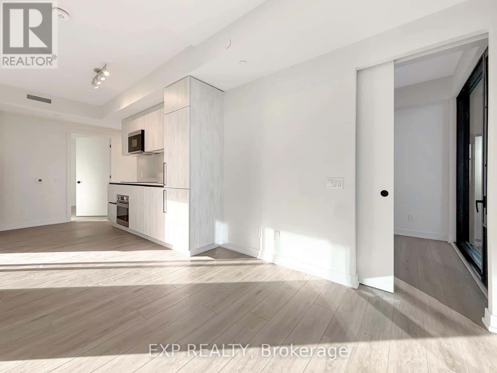 Toronto (Waterfront Communities) — Toronto (Waterfront Communities) - Photo 4 of 35