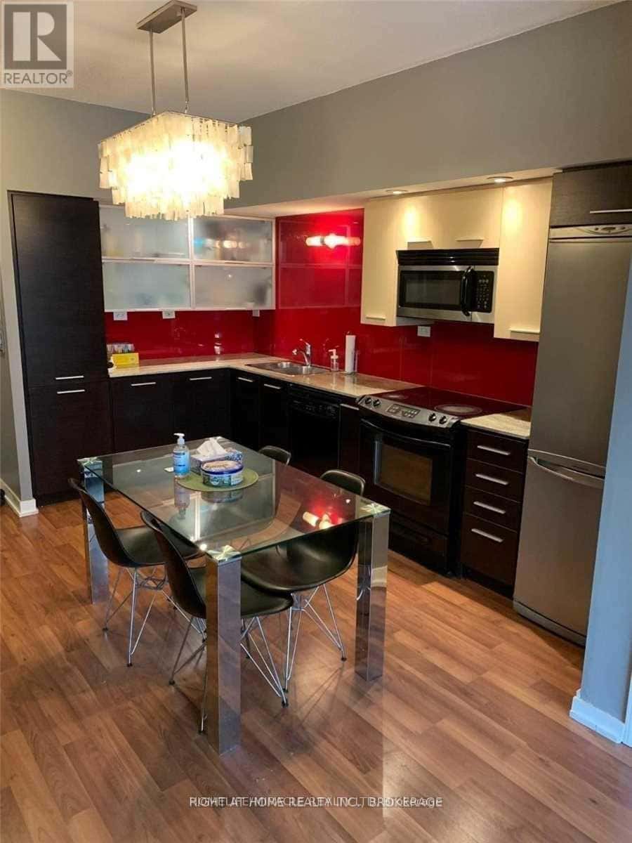 Toronto (Waterfront Communities) — Toronto (Waterfront Communities) - Photo 3 of 15