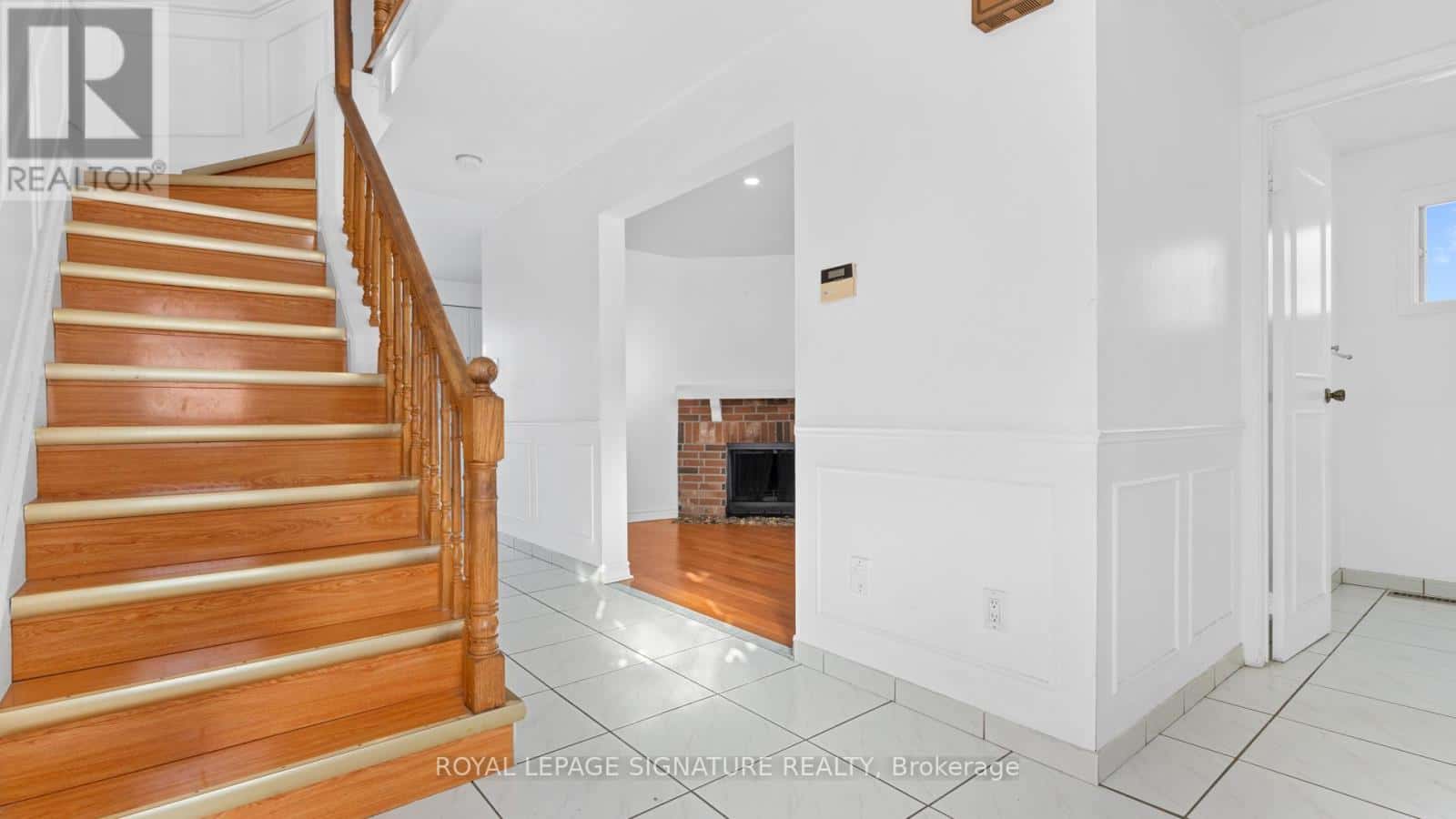 18 CHARLTON CRESCENT — Ajax (South West), Ontario - Photo 4 of 48