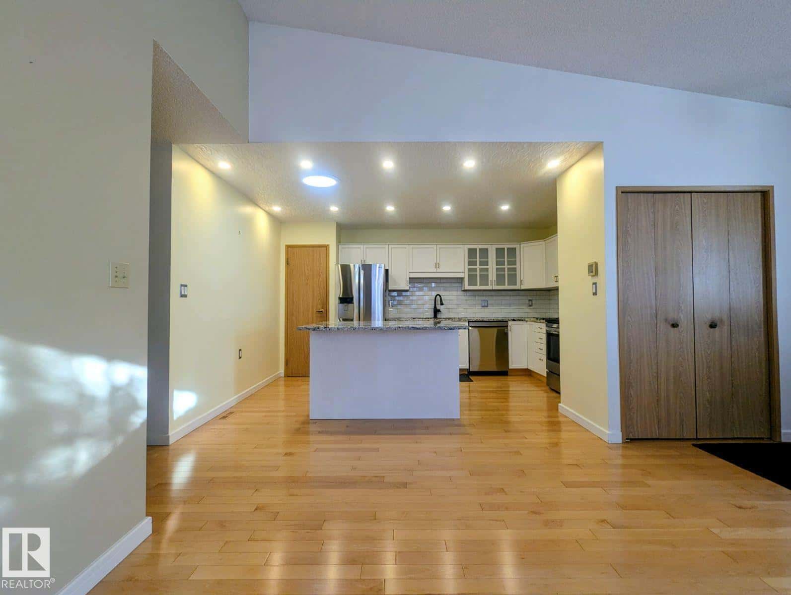 7540 137A AV NW — Edmonton, Alberta - Photo 3 of 23