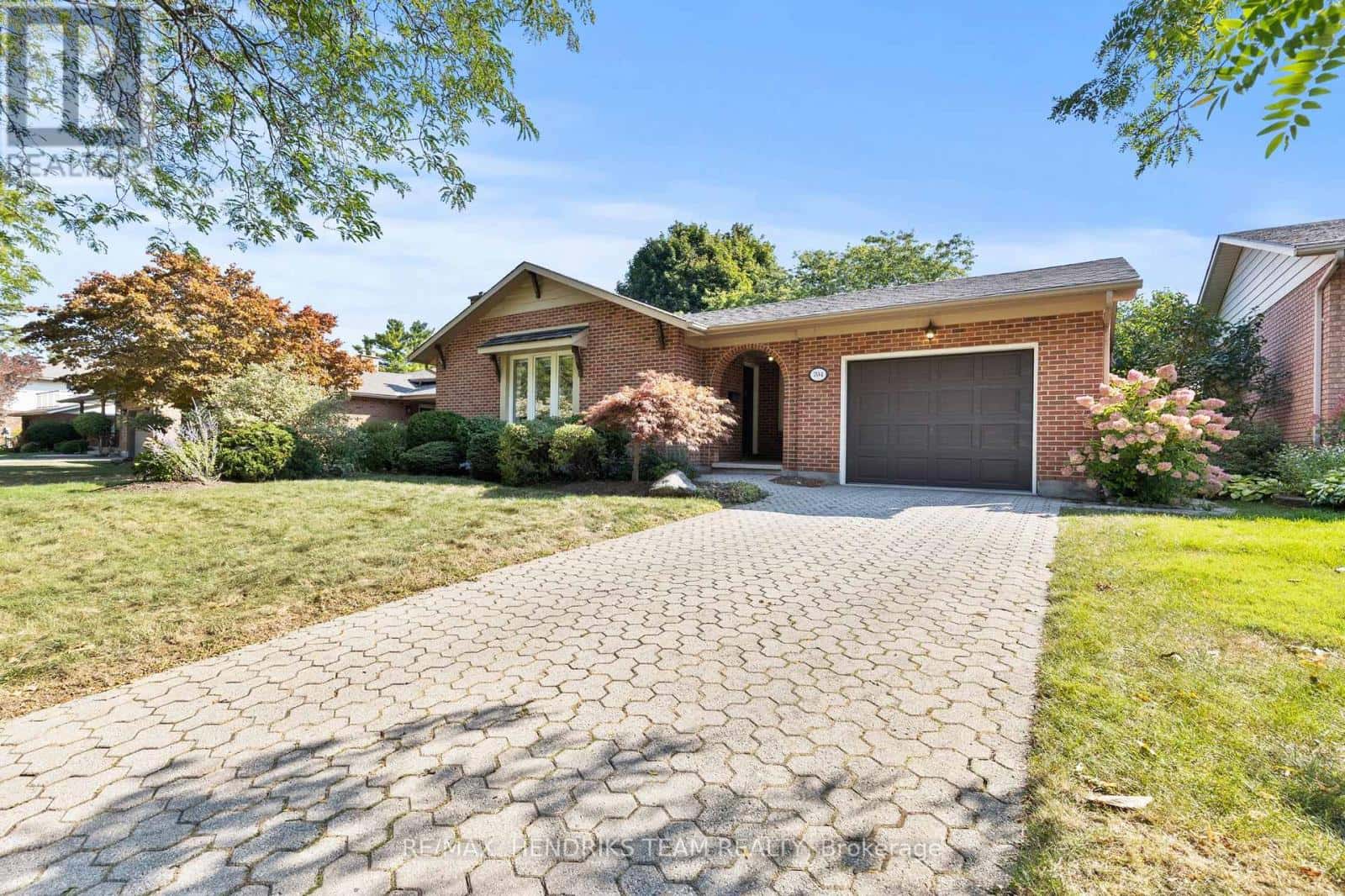 704 VINE STREET — St. Catharines (Lakeshore), Ontario - Photo 3 of 43