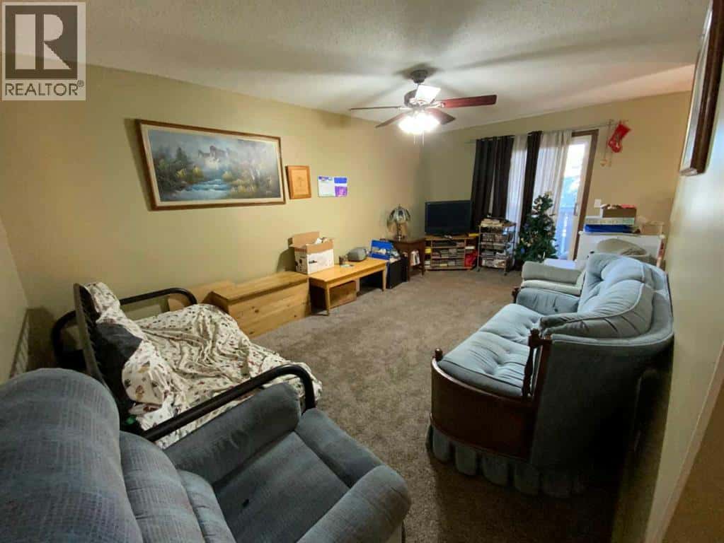 443 4 Avenue SE — Three Hills, Alberta - Photo 5 of 17