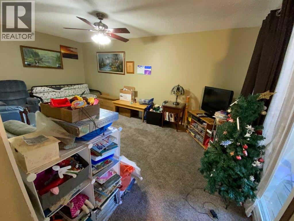 443 4 Avenue SE — Three Hills, Alberta - Photo 4 of 17