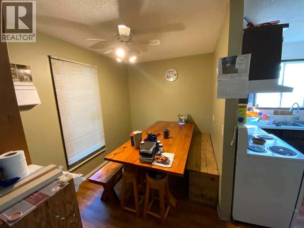 443 4 Avenue SE — Three Hills, Alberta - Photo 3 of 17