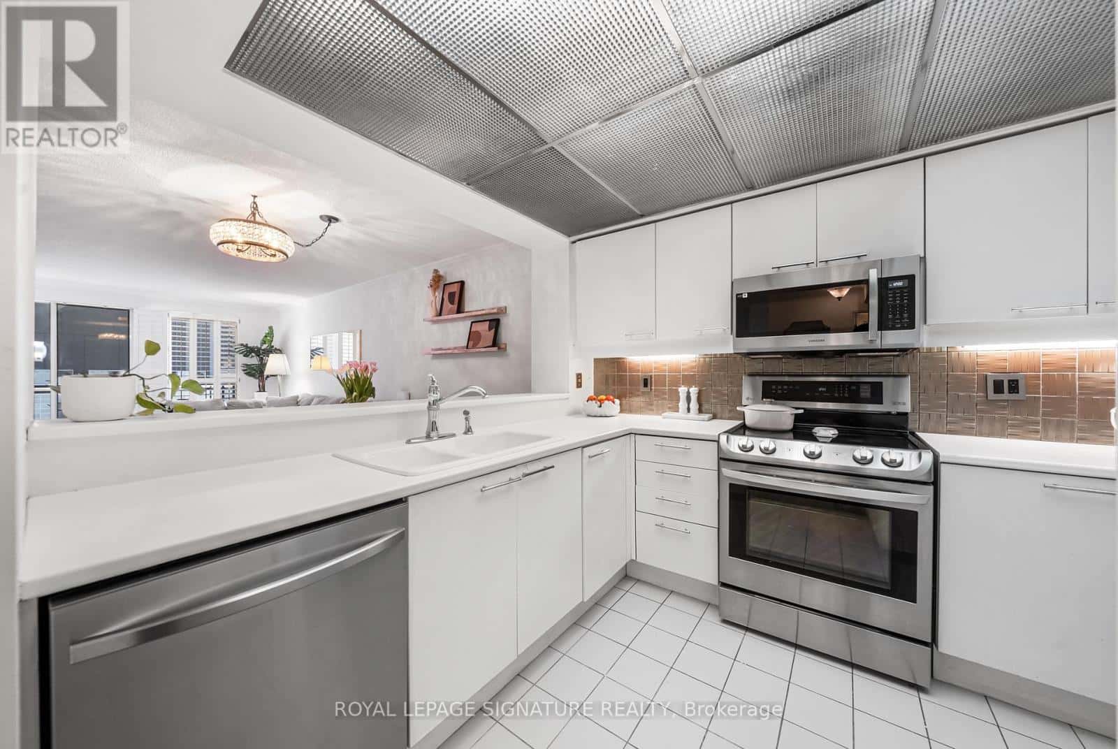 206 - 18 HOLLYWOOD AVENUE — Toronto (Willowdale East), Ontario - Photo 5 of 39