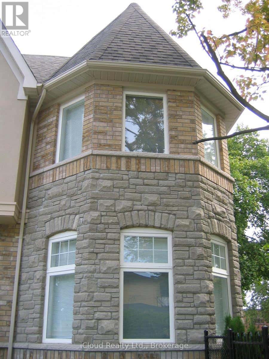 Mississauga (Port Credit) — Mississauga (Port Credit) - Photo 2 of 11