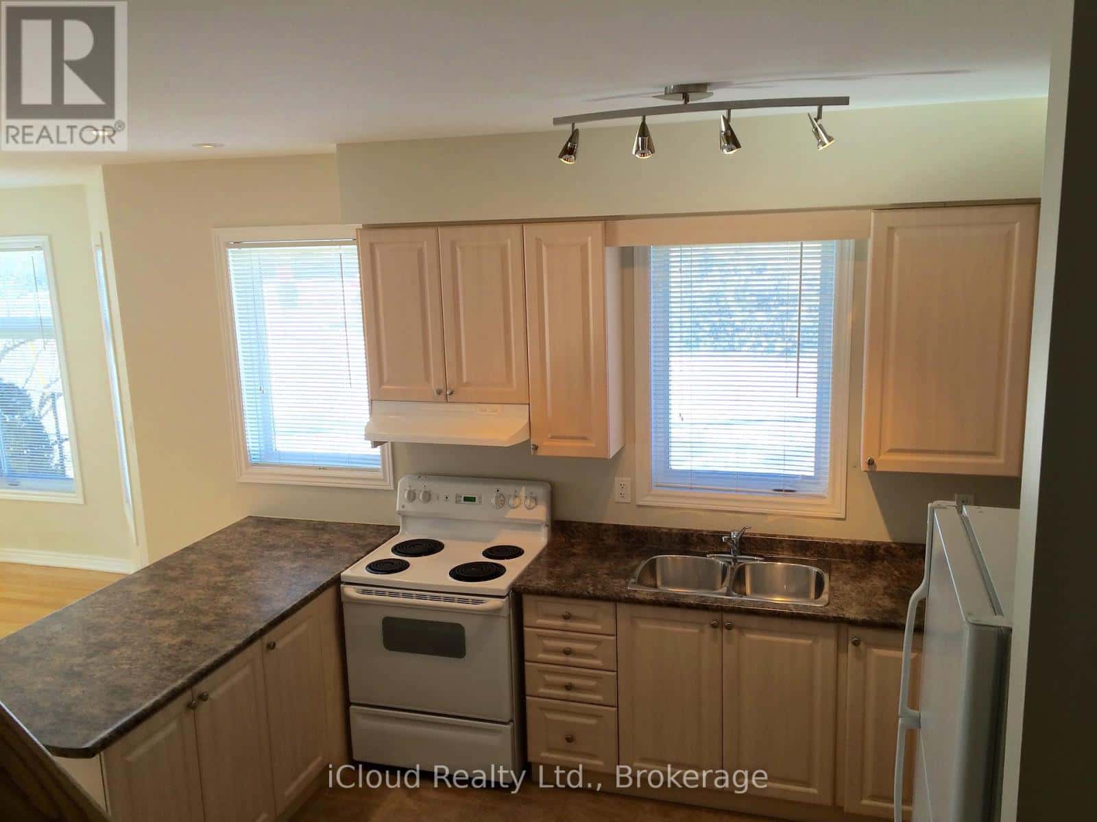 Mississauga (Port Credit) — Mississauga (Port Credit) - Photo 5 of 11