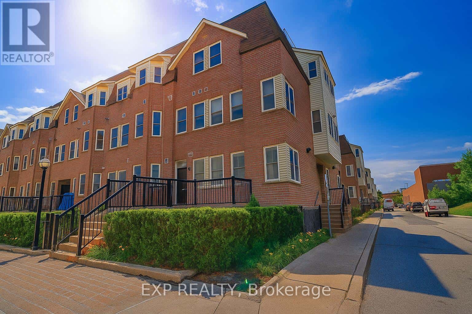 132 - 760 LAWRENCE AVENUE W — Toronto (Yorkdale-Glen Park), Ontario - Photo 2 of 13