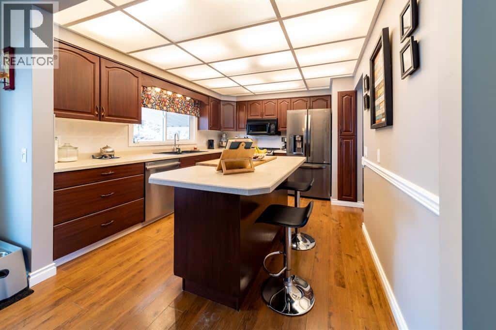 517 2 StreetCrescent — Wainwright, Alberta - Photo 2 of 37