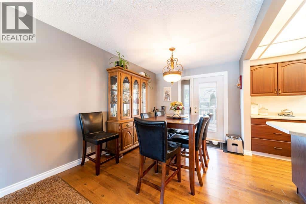 517 2 StreetCrescent — Wainwright, Alberta - Photo 3 of 37