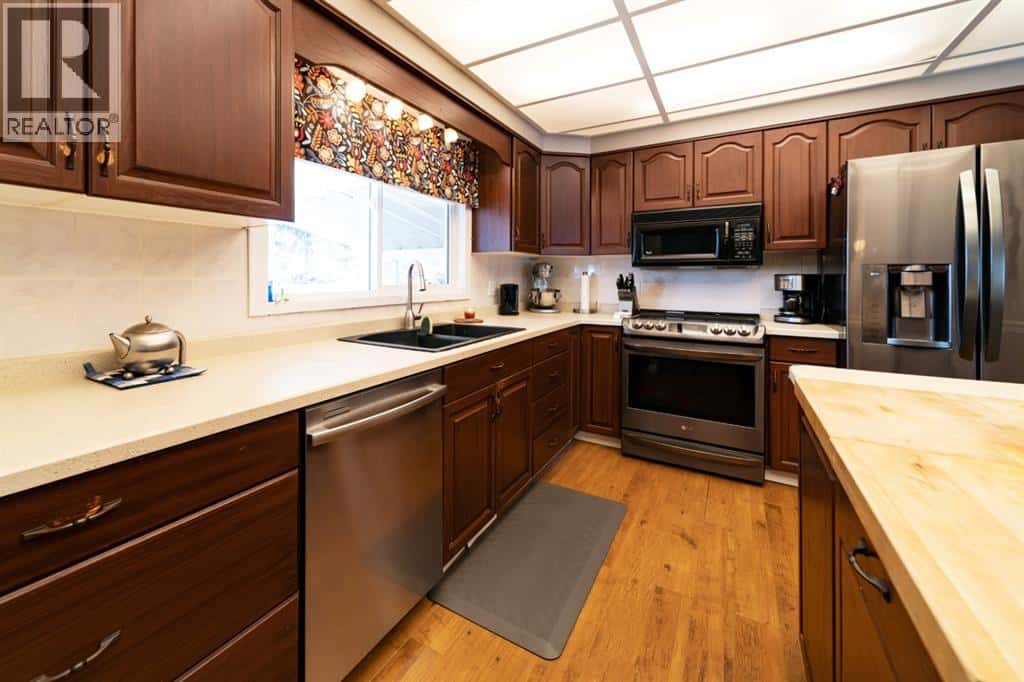 517 2 StreetCrescent — Wainwright, Alberta - Photo 4 of 37