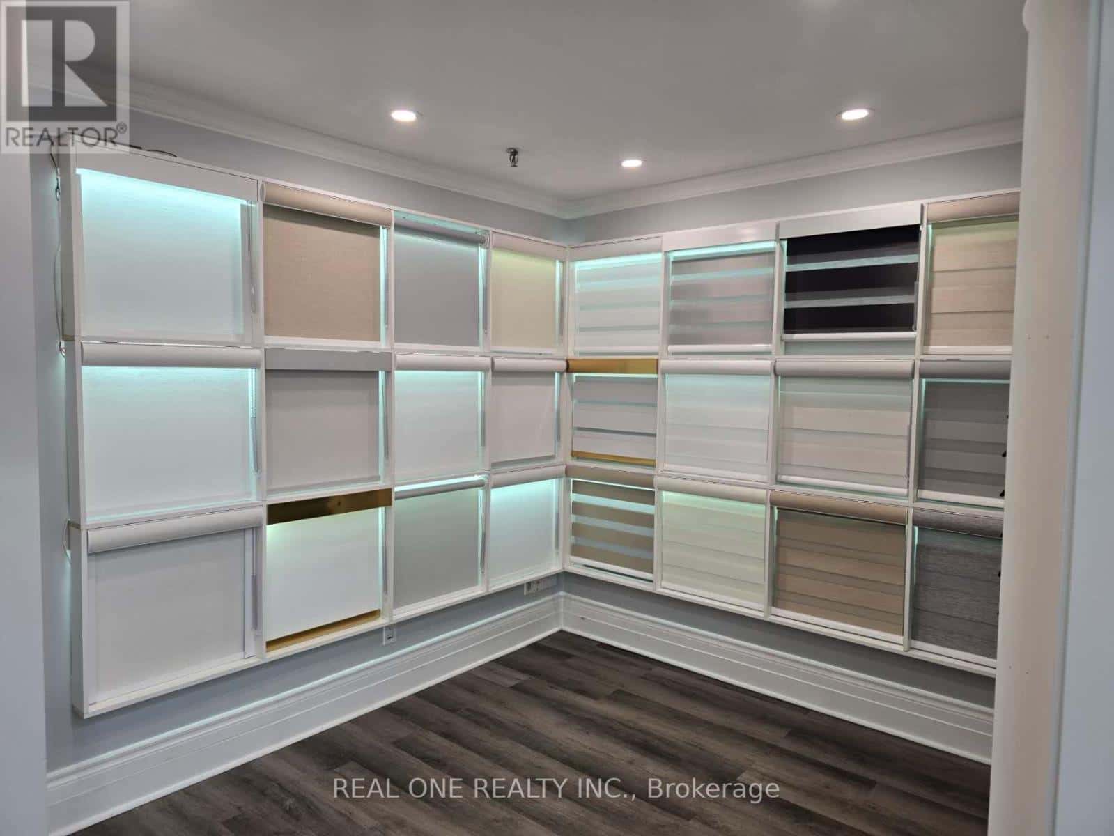 Oakville (QE Queen Elizabeth) — Oakville (QE Queen Elizabeth) - Photo 2 of 9