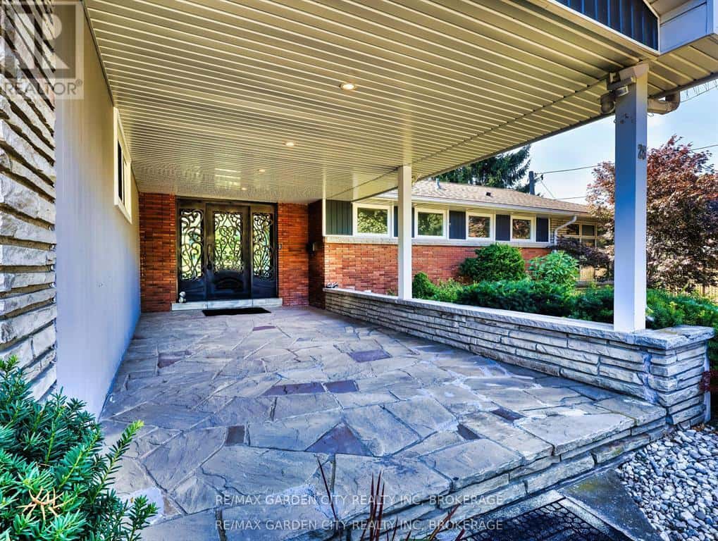 28 MARSDALE DRIVE — St. Catharines (Glendale/Glenridge), Ontario - Photo 3 of 46