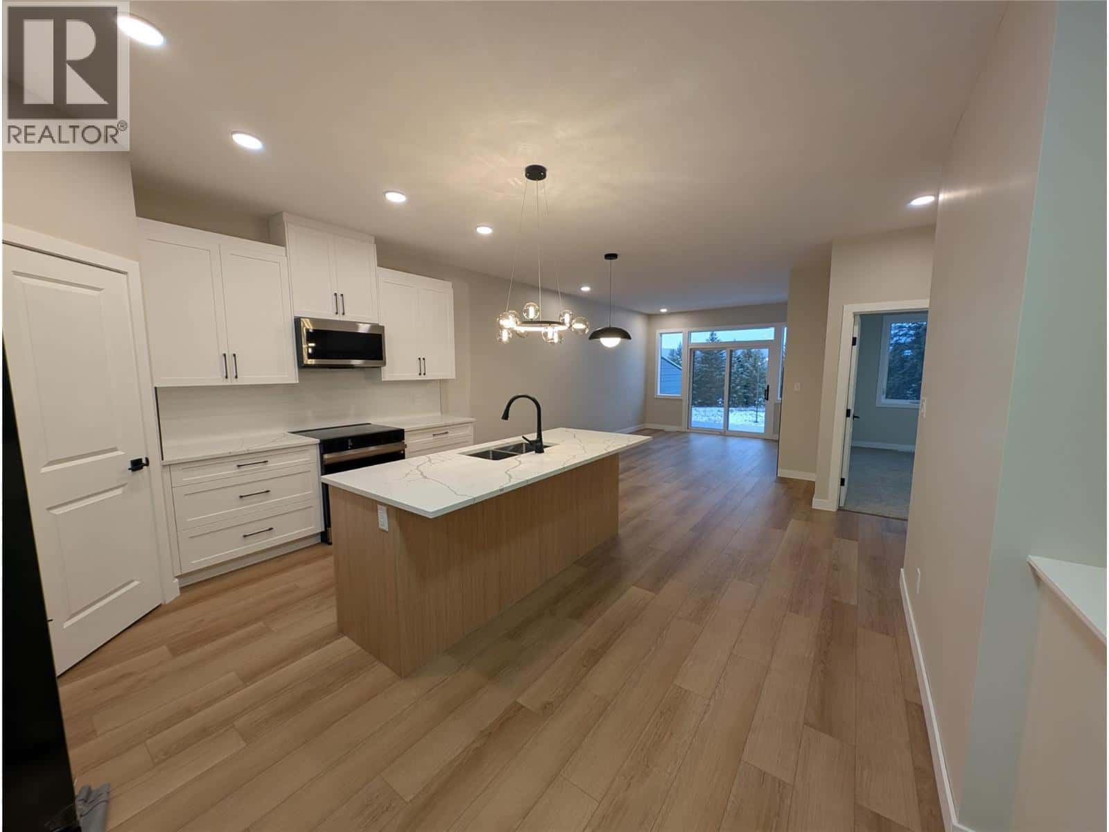 7114 Morgan Lane — Radium Hot Springs, British Columbia - Photo 2 of 41