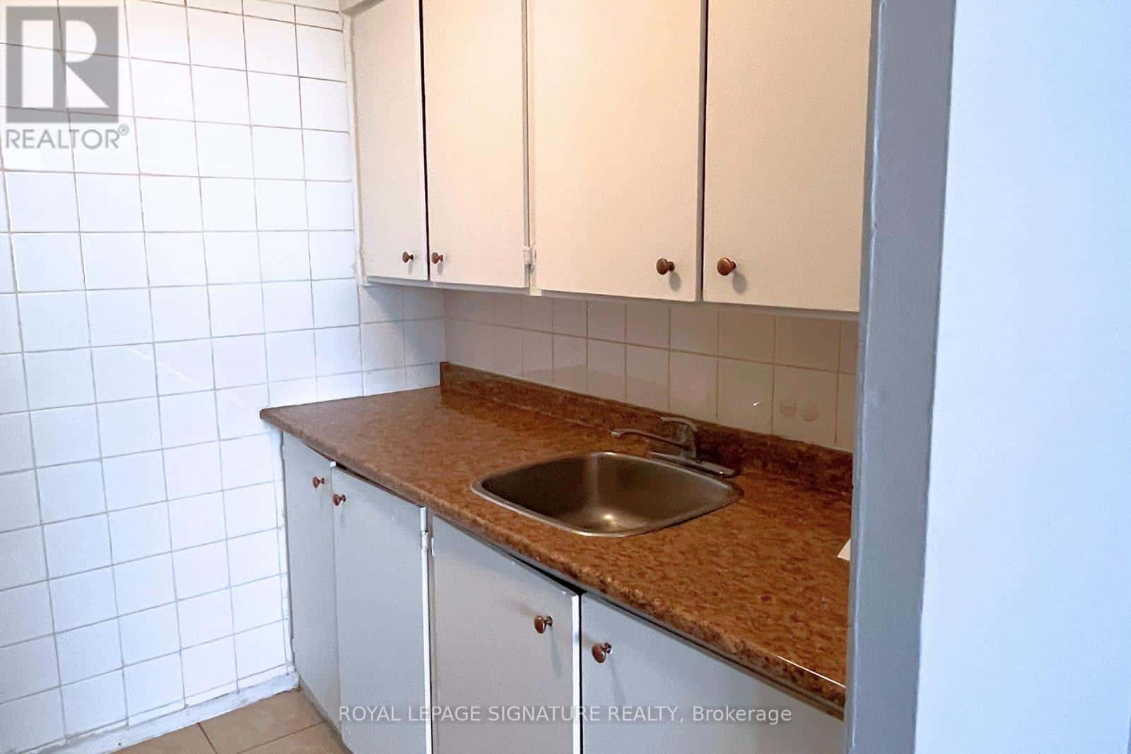 Toronto (Yorkdale-Glen Park) — Toronto (Yorkdale-Glen Park) - Photo 4 of 11