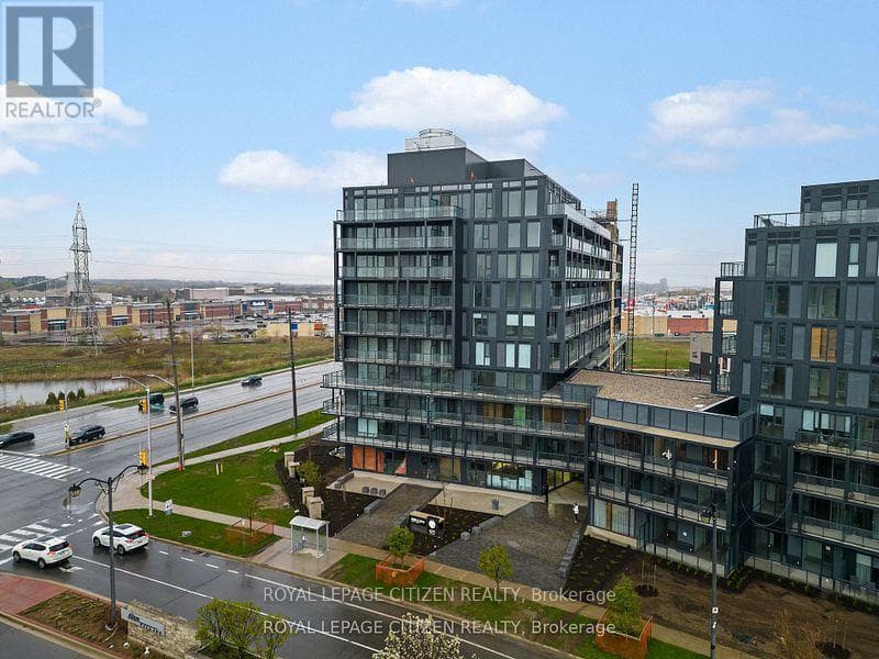 B418 - 3200 DAKOTA COMMON — Burlington (Alton) - Main photo