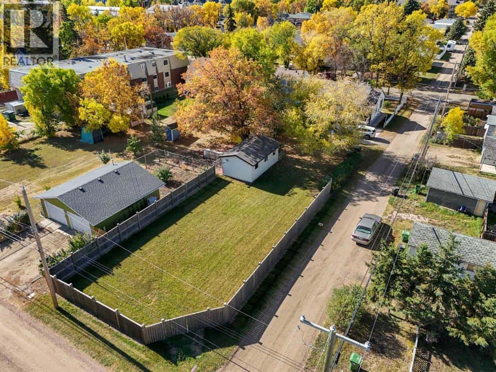 4913 54 Street — Camrose, Alberta - Photo 2 of 32