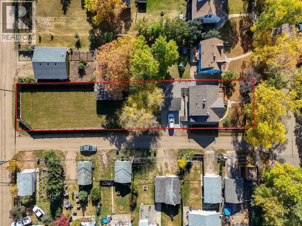 4913 54 Street — Camrose, Alberta - Photo 4 of 32