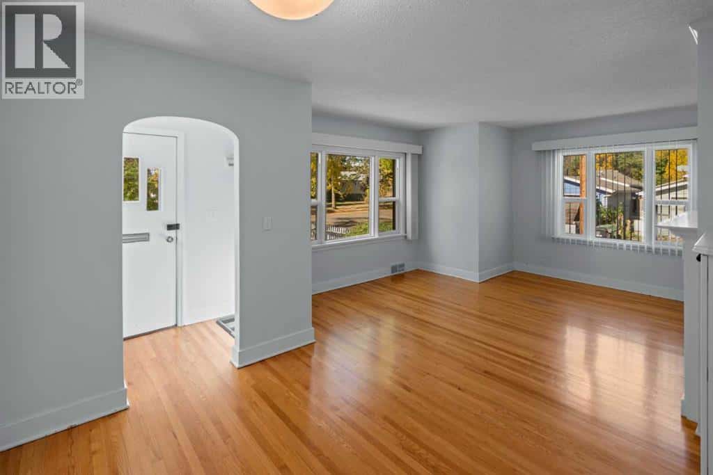 4913 54 Street — Camrose, Alberta - Photo 5 of 32