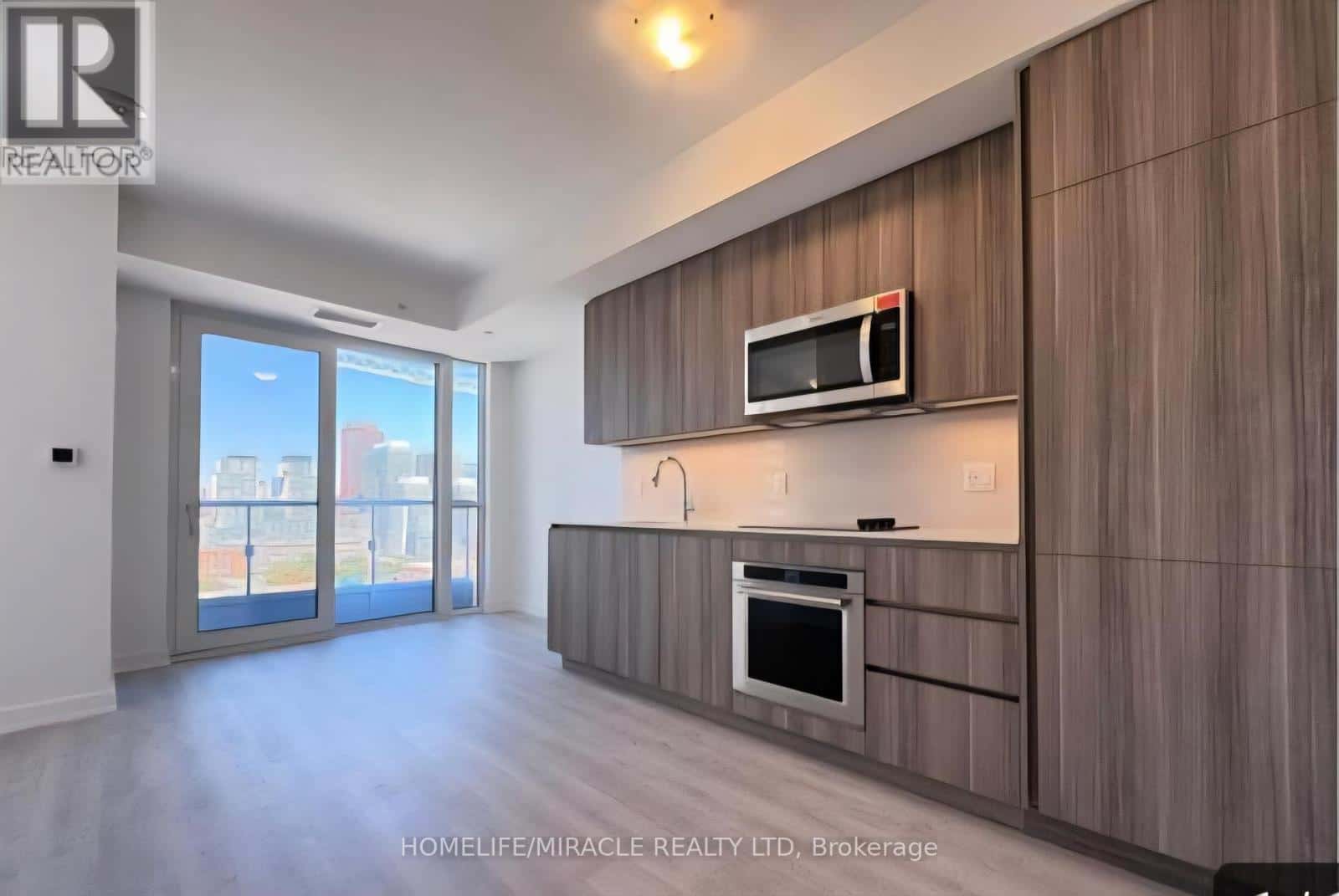 Toronto (Waterfront Communities) — Toronto (Waterfront Communities) - Photo 2 of 10