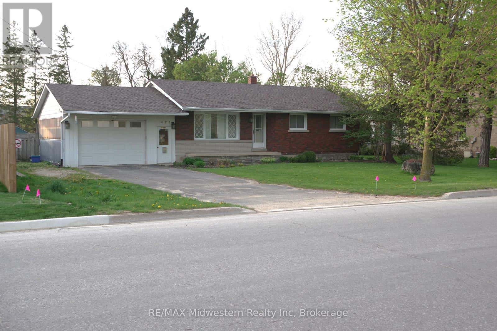 425 WELLINGTON STREET E — Wellington North (Mount Forest), Ontario - Photo 5 of 33