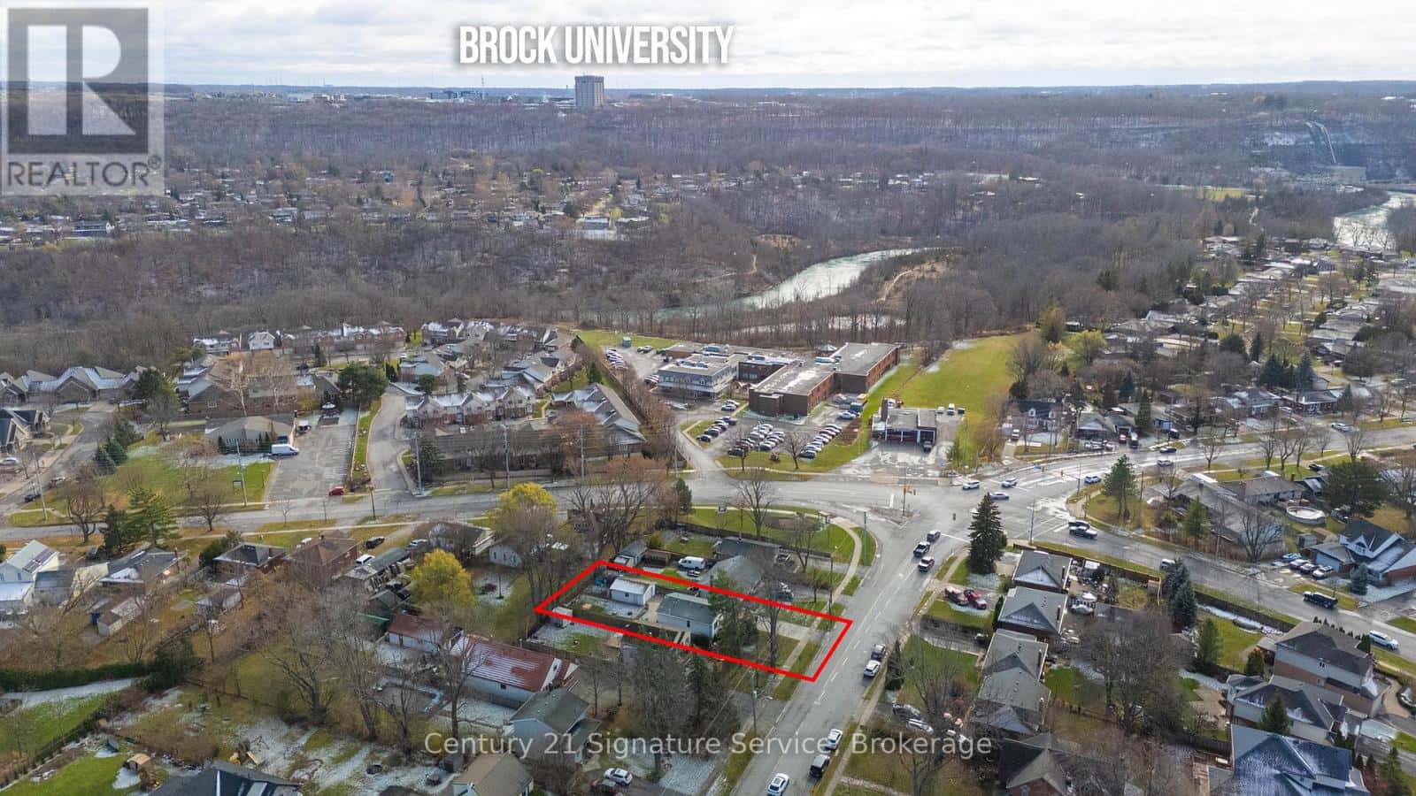 30 LOUTH STREET — St. Catharines (Western Hill), Ontario - Photo 3 of 35