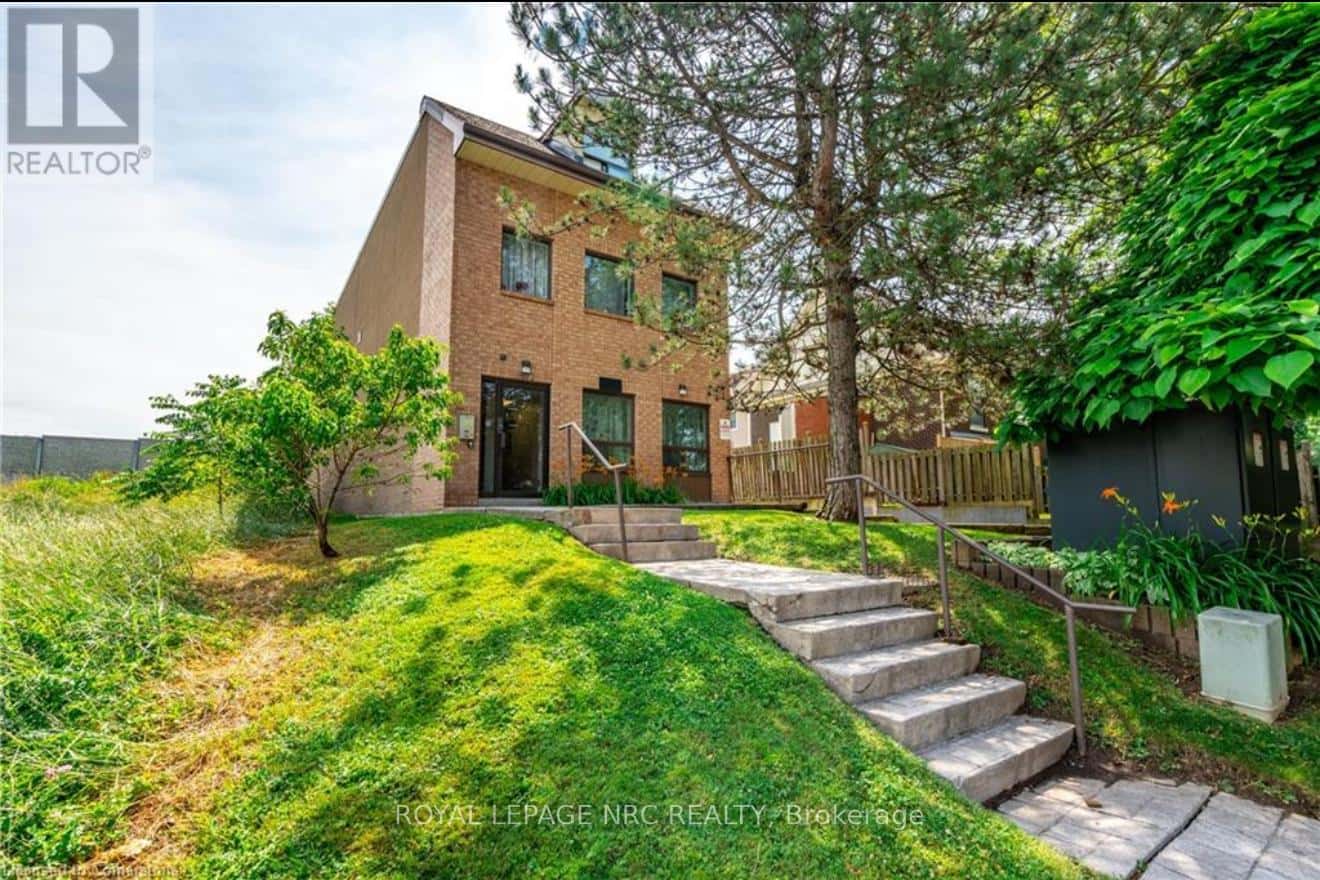 203 - 4872 VALLEY WAY — Niagara Falls (Cherrywood), Ontario - Photo 2 of 27