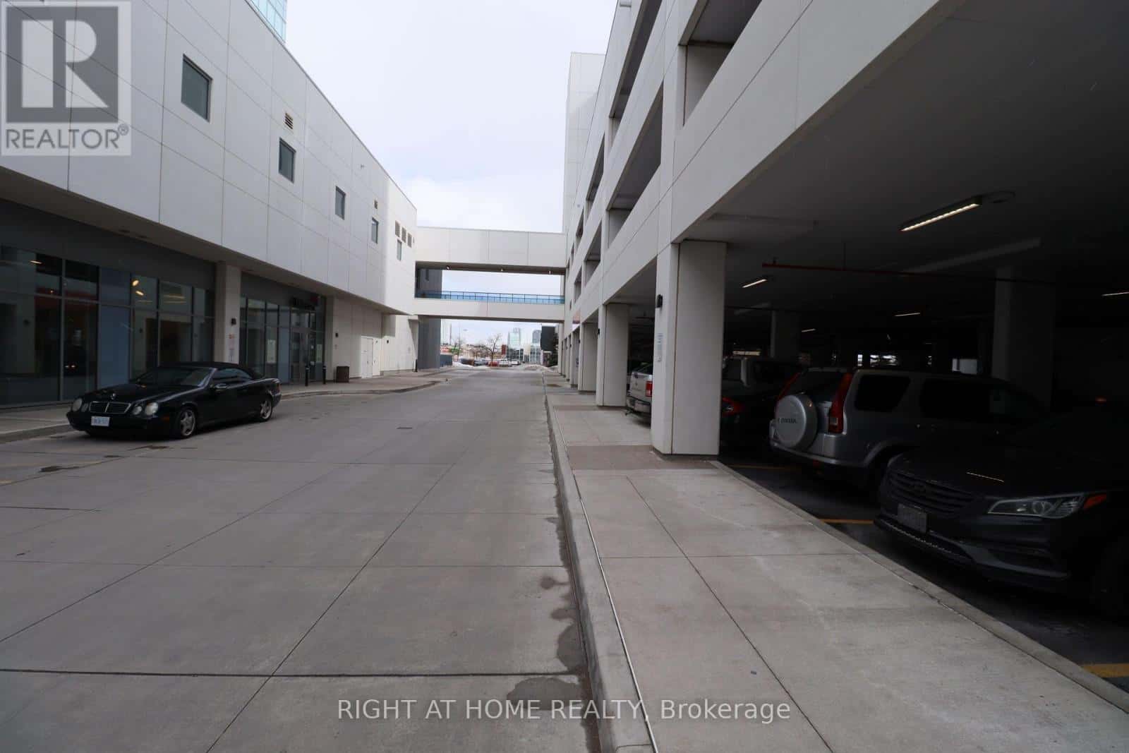 Vaughan (Vaughan Corporate Centre) — Vaughan (Vaughan Corporate Centre) - Photo 3 of 4