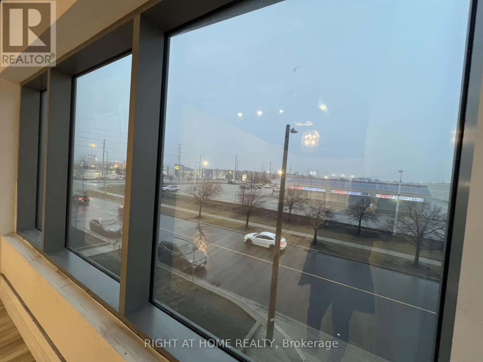 Vaughan (Vaughan Corporate Centre) — Vaughan (Vaughan Corporate Centre) - Photo 4 of 4