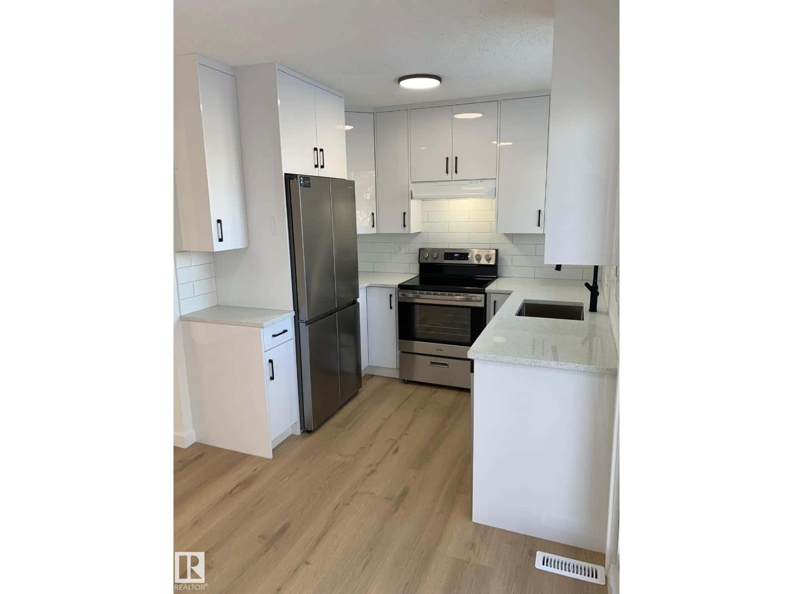 2618 151 AV NW NW — Edmonton, Alberta - Photo 2 of 20