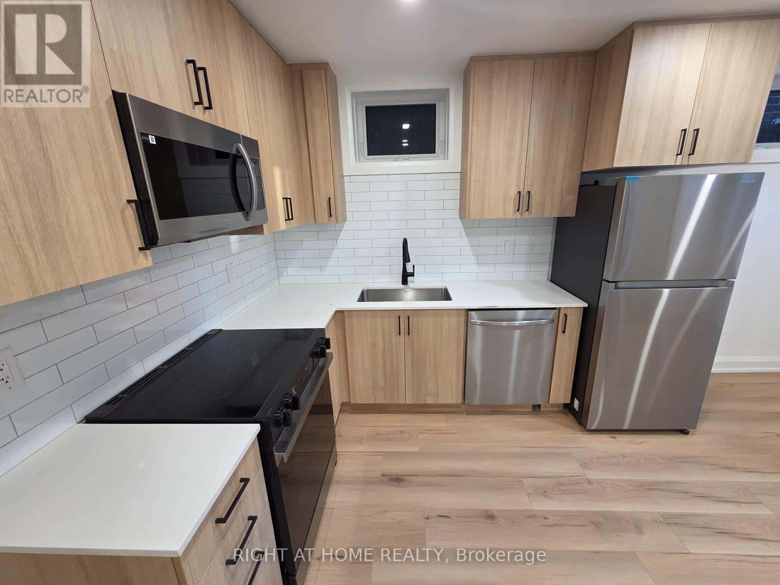 Toronto (Humewood-Cedarvale) — Toronto (Humewood-Cedarvale) - Photo 2 of 12