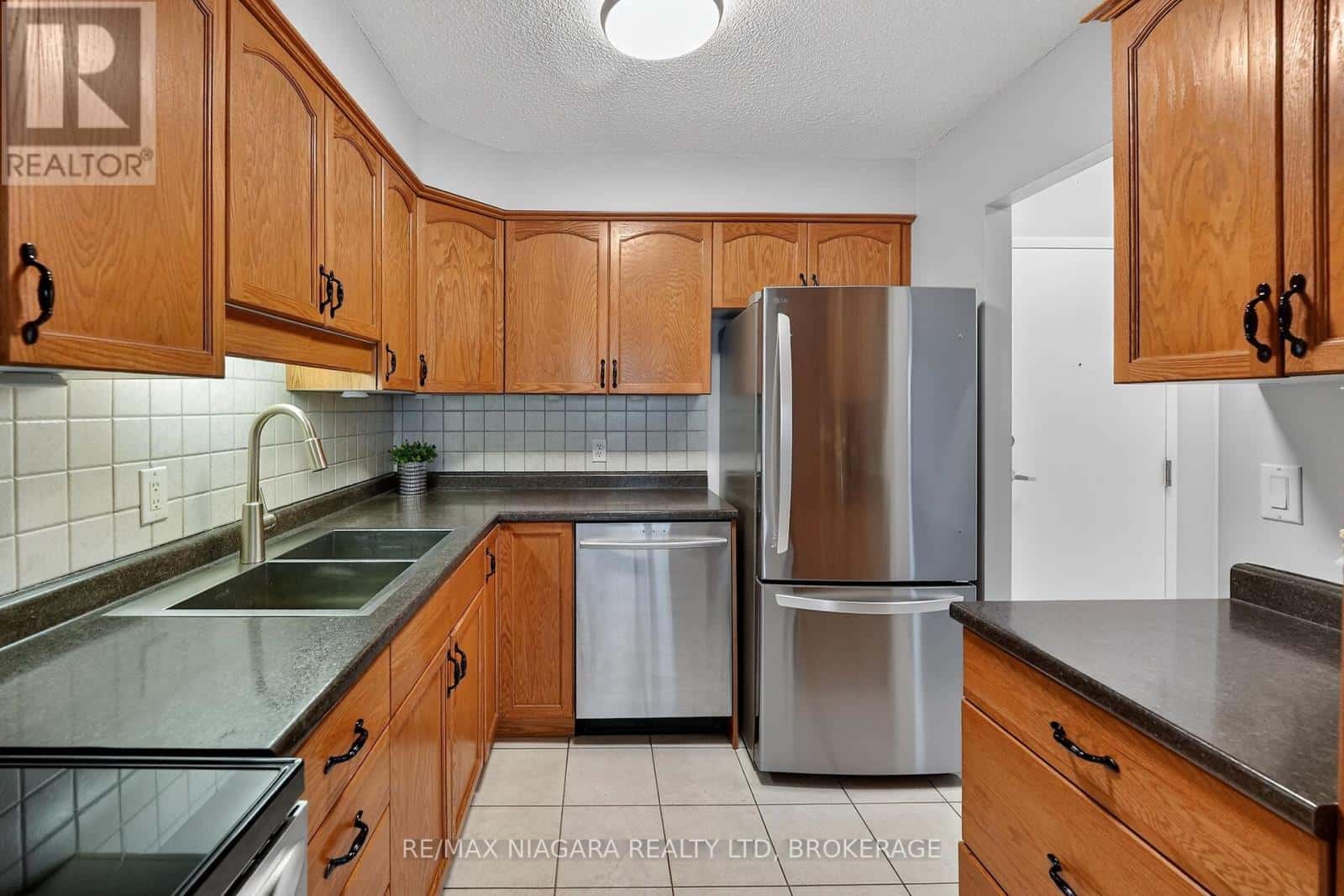 911 - 81 SCOTT STREET — St. Catharines (Lakeport), Ontario - Photo 4 of 50