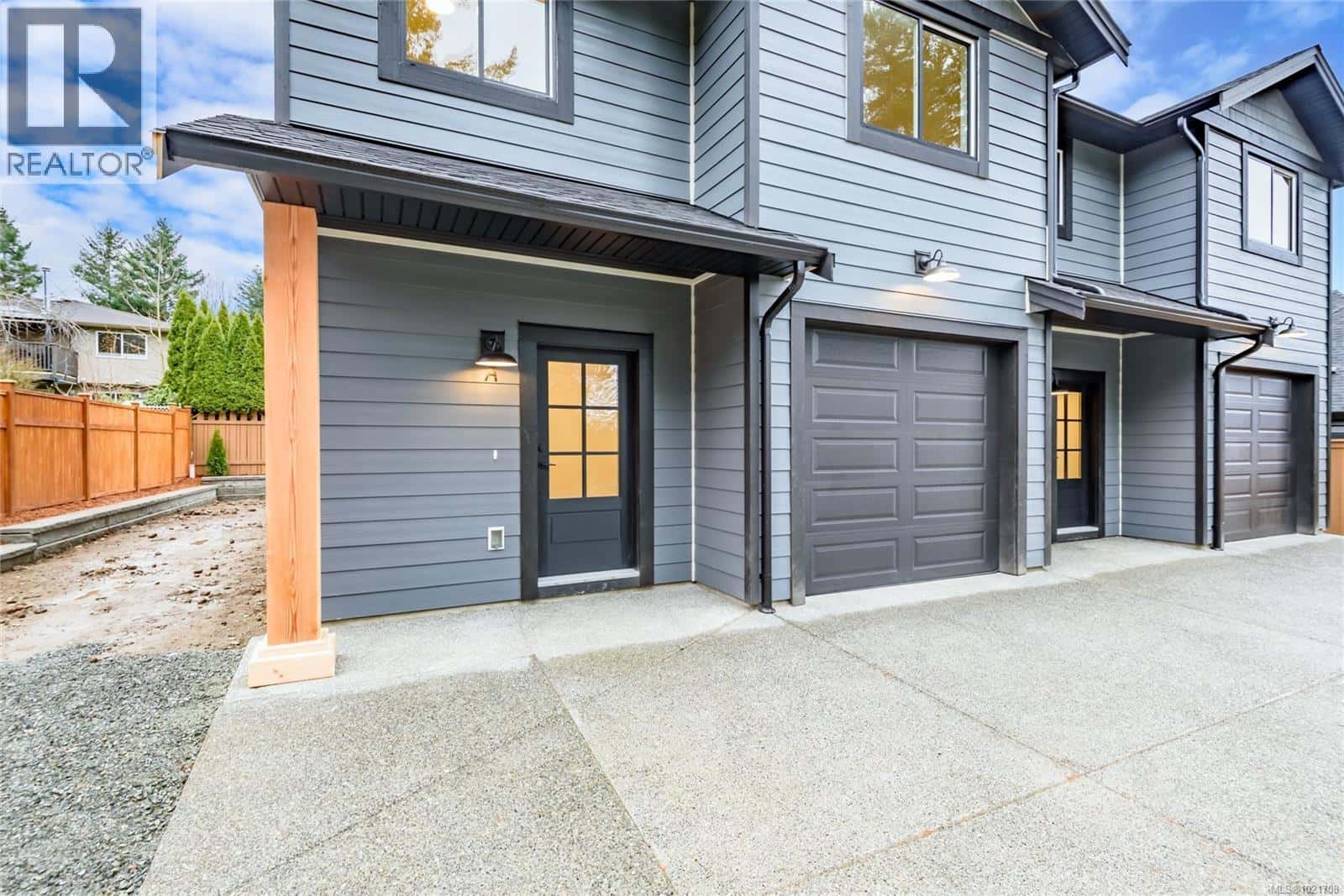 A 1044 Lazo Rd — Comox, British Columbia - Photo 3 of 43