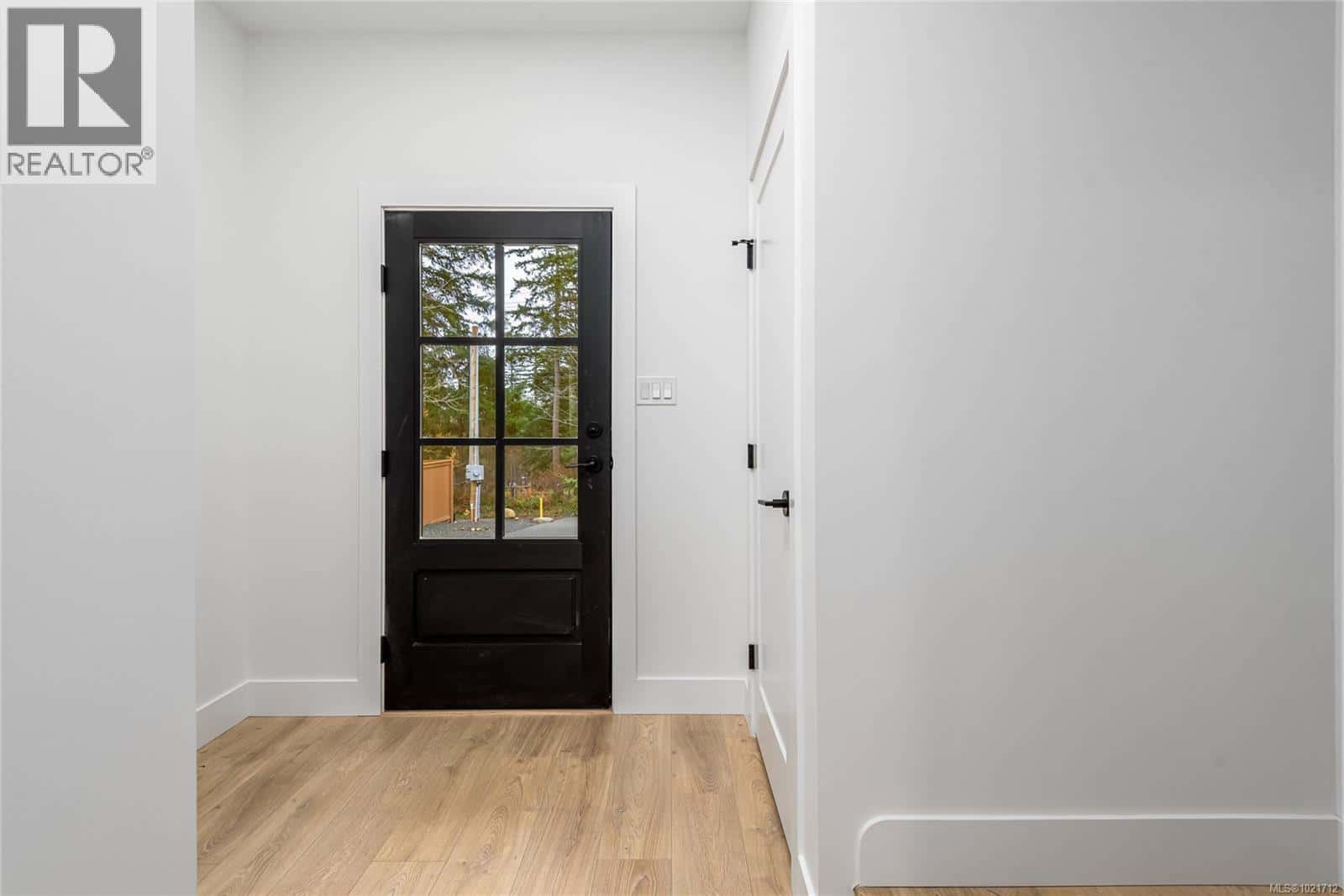 B 1044 Lazo Rd — Comox, British Columbia - Photo 5 of 35