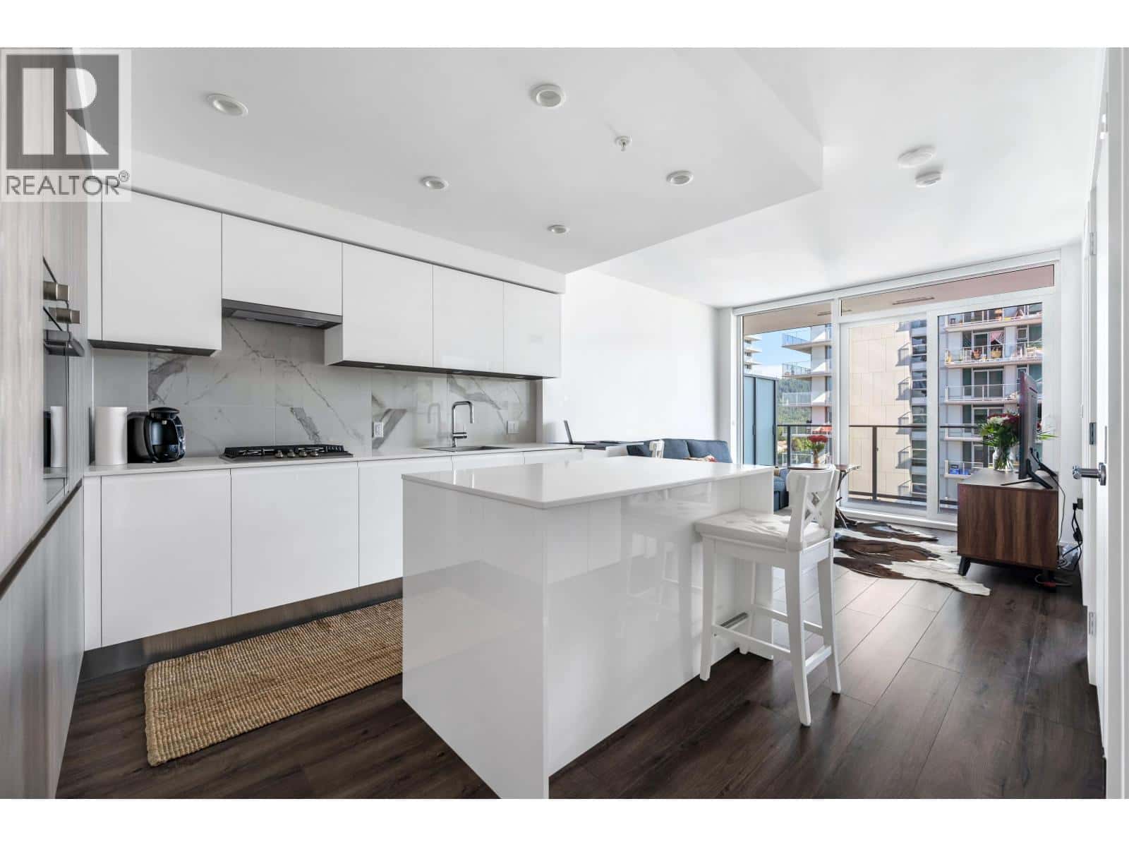 Burnaby — Burnaby - Photo 2 of 22