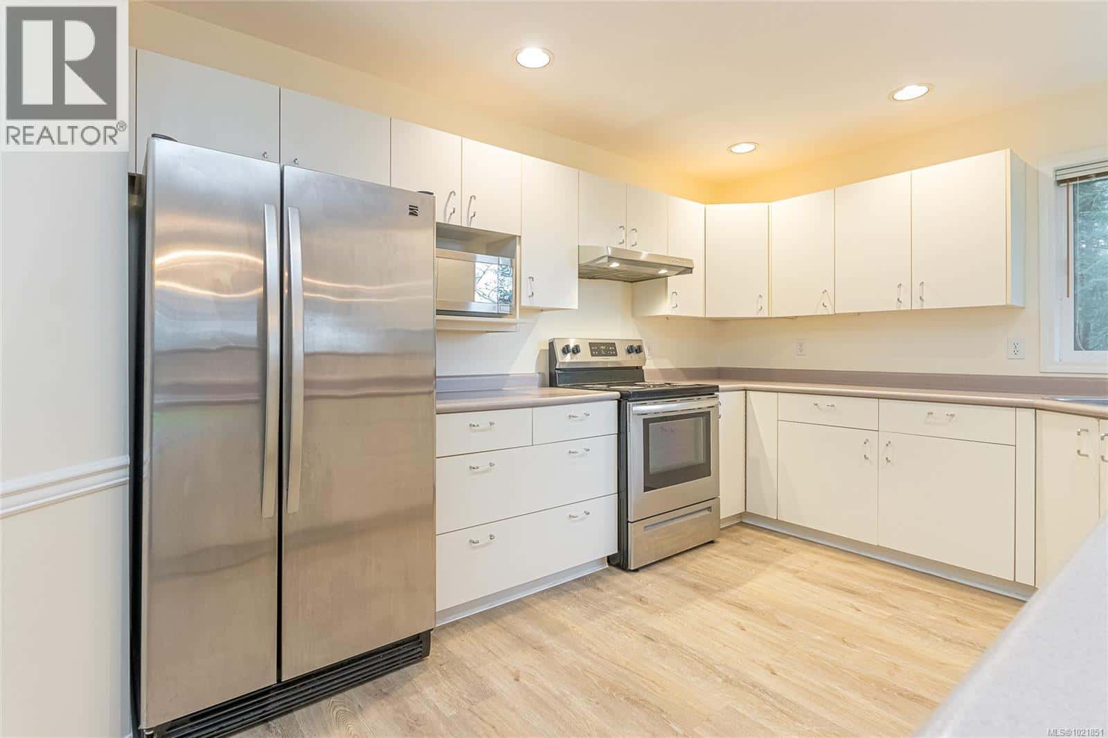 624 Wembley Rd — Parksville, British Columbia - Photo 3 of 46