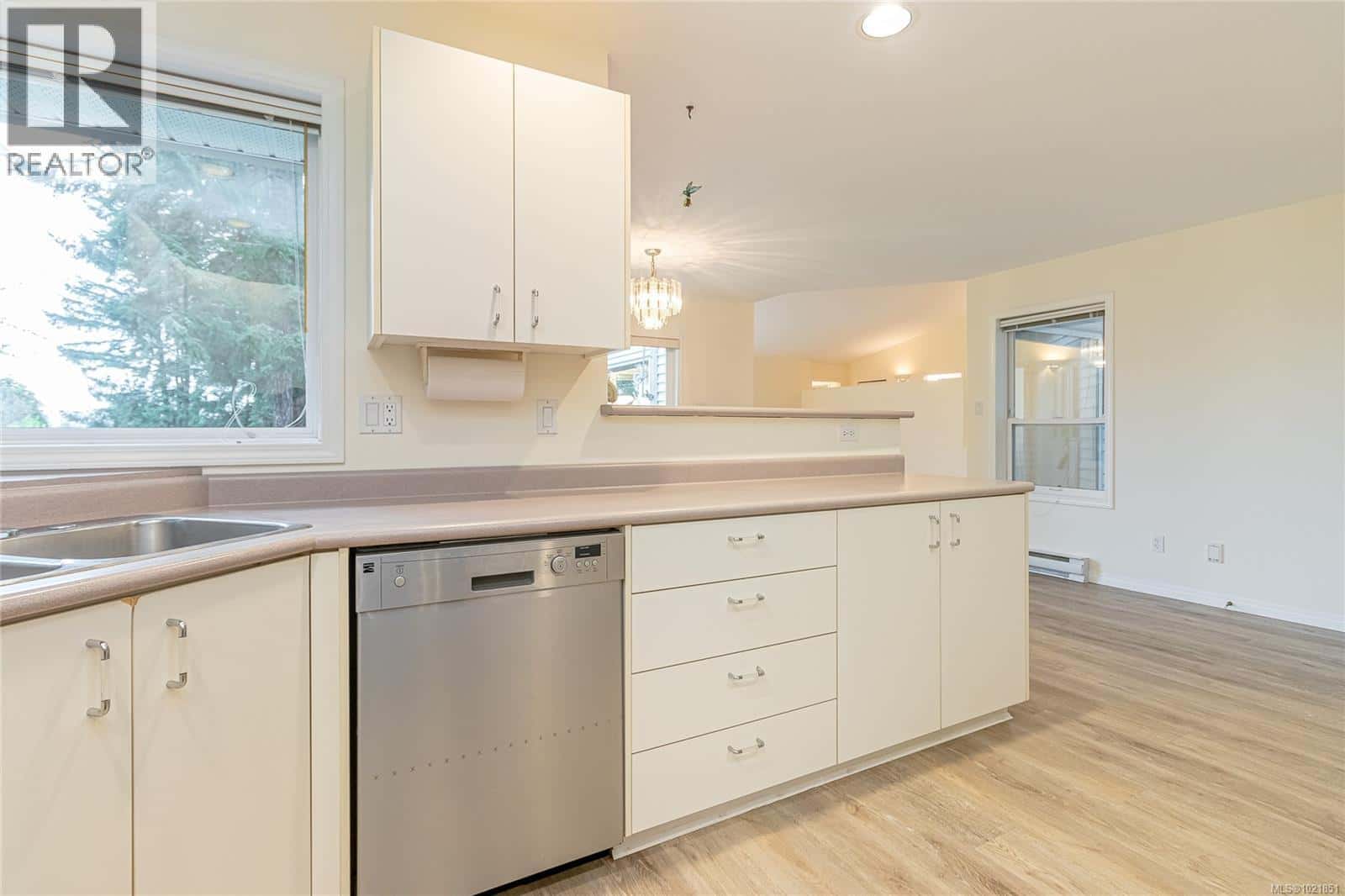 624 Wembley Rd — Parksville, British Columbia - Photo 5 of 46