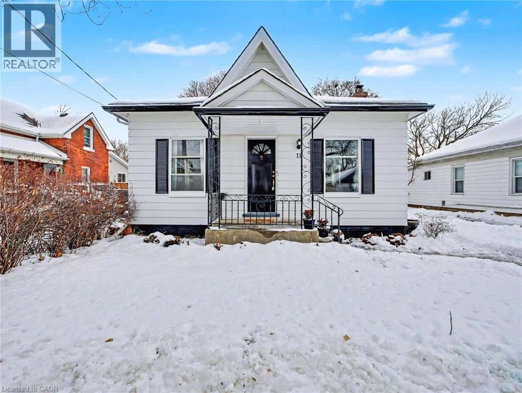 11 WELLS Avenue — Brantford, Ontario - Photo 2 of 50