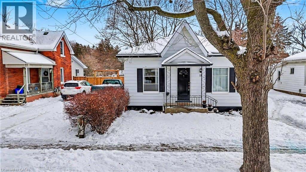 11 WELLS Avenue — Brantford, Ontario - Photo 4 of 50