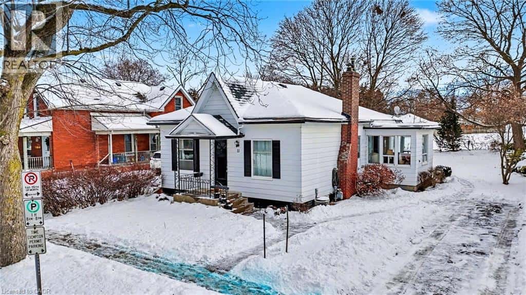 11 WELLS Avenue — Brantford, Ontario - Photo 5 of 50