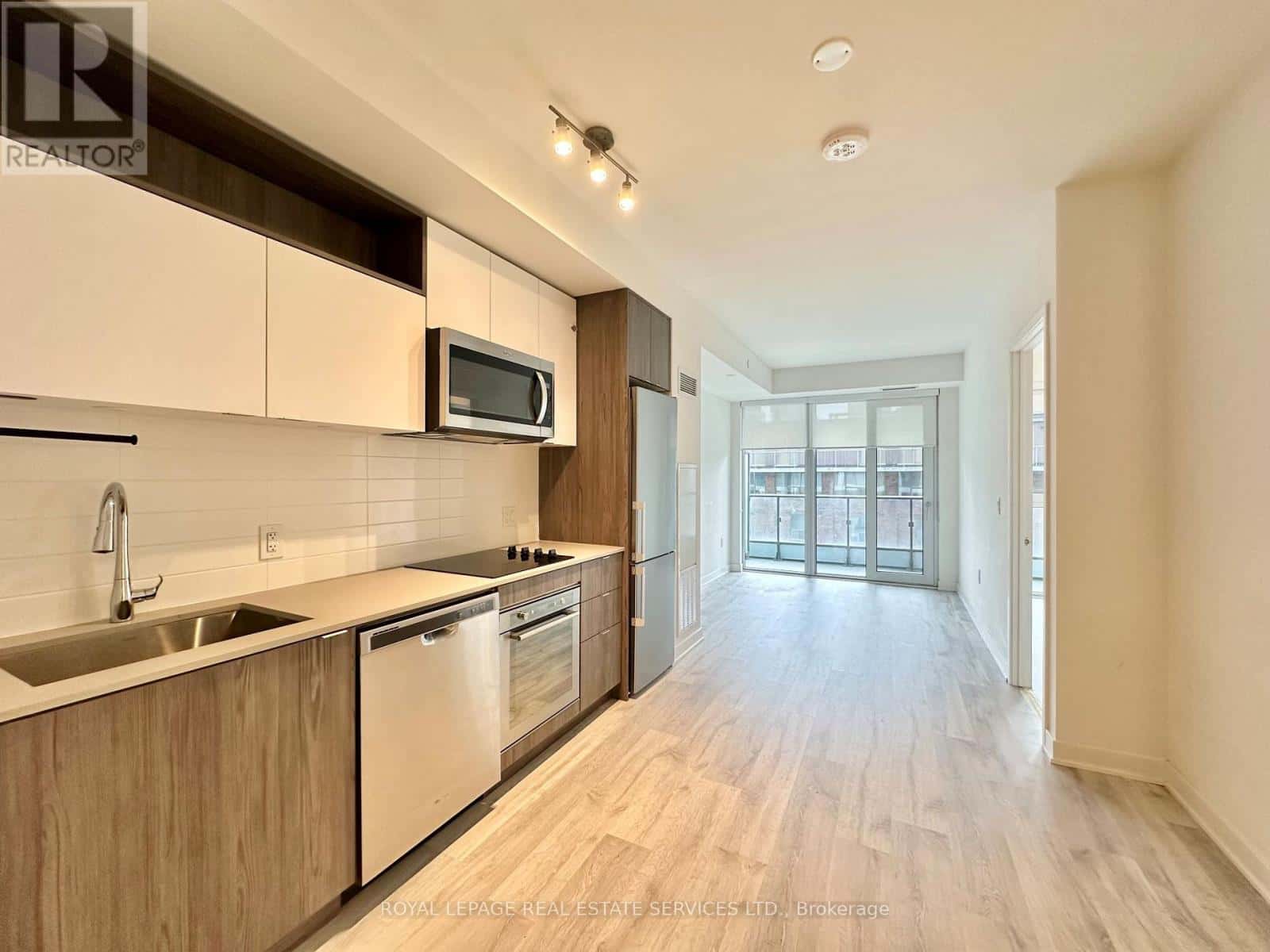 Toronto (Waterfront Communities) — Toronto (Waterfront Communities) - Photo 2 of 17