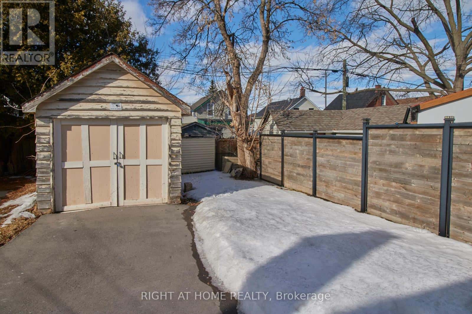 MAIN - 124 AGNES STREET — Oshawa (O'Neill) - Photo 4 of 12