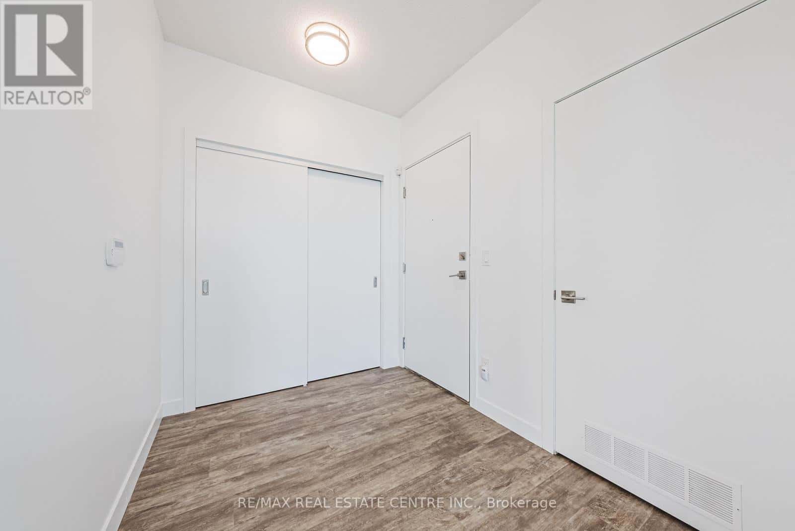 Burlington (Freeman) — Burlington (Freeman) - Photo 5 of 47