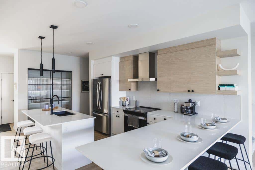 Edmonton — Edmonton - Photo 3 of 16